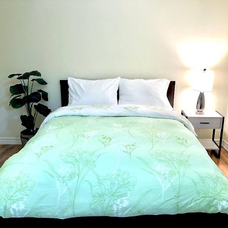 Cozy & Convenient 2-Bedroom Apartment With Private Entrance Торонто Екстер'єр фото