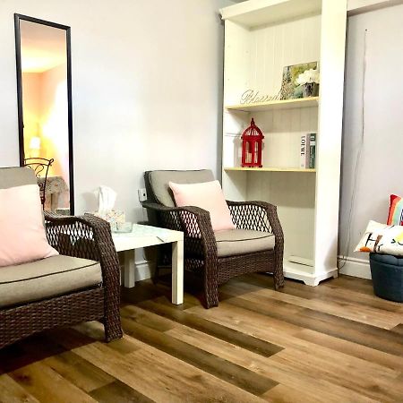 Cozy & Convenient 2-Bedroom Apartment With Private Entrance Торонто Екстер'єр фото