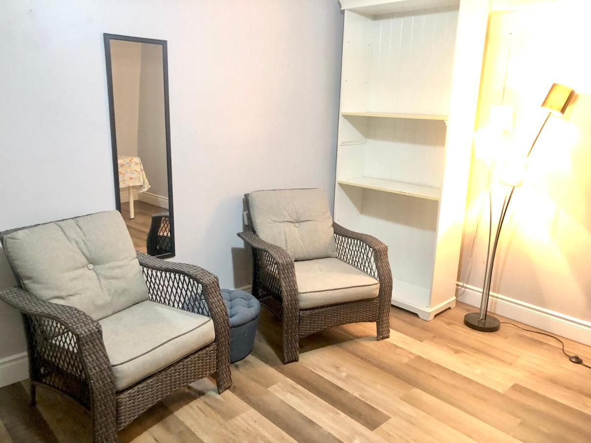 Cozy & Convenient 2-Bedroom Apartment With Private Entrance Торонто Екстер'єр фото