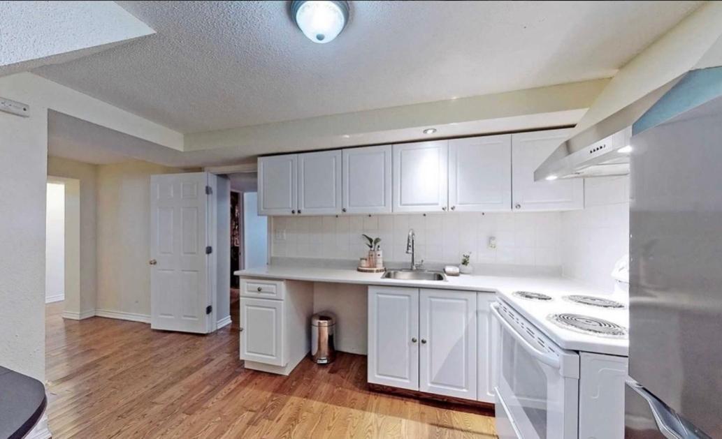 Cozy & Convenient 2-Bedroom Apartment With Private Entrance Торонто Екстер'єр фото