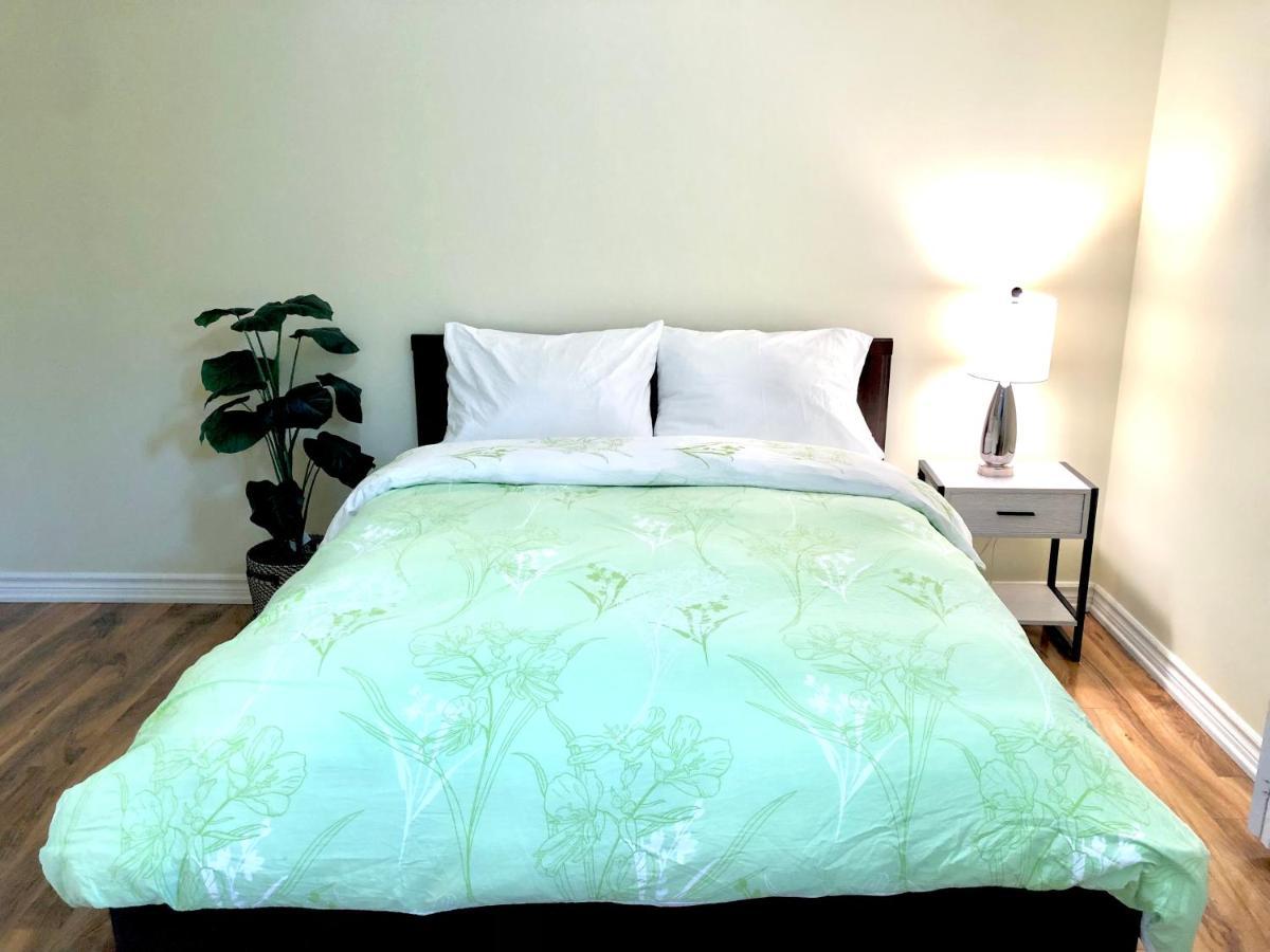 Cozy & Convenient 2-Bedroom Apartment With Private Entrance Торонто Екстер'єр фото