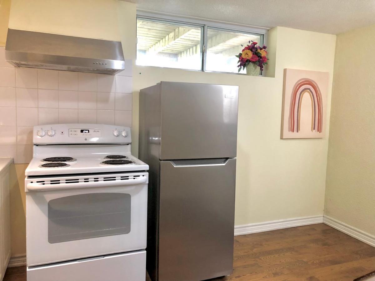 Cozy & Convenient 2-Bedroom Apartment With Private Entrance Торонто Екстер'єр фото
